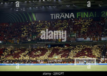 Tirana, Albanien. 25.. Mai 2022. TIRANA - Roma-Fans beim UEFA Conference League Finale zwischen AS Roma und Feyenoord in der Arena Kombetare am 25. Mai 2022 in Tirana, Albanien. ANP MAURICE VAN STEEN Kredit: ANP/Alamy Live Nachrichten Stockfoto