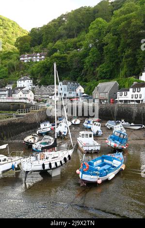 20.05.2022: Lynmouth Harbour, Devon, England, Großbritannien. Lynmouth an der Nordküste von Devon. Hafen in Lynmouth im Exmoor National Park. Stockfoto