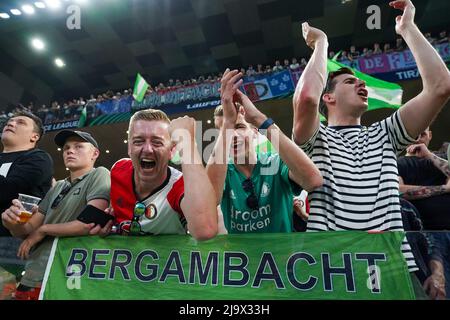 Tirana, Albanien. 25.. Mai 2022. Fans von Feyenoord vor dem Finale der UEFA Conference League zwischen AS Roma und Feyenoord am 25. Mai 2022 in der Arena Kombetare, Tirana, Albanien. Kredit: Giuseppe Maffia/Alamy Live Nachrichten Stockfoto