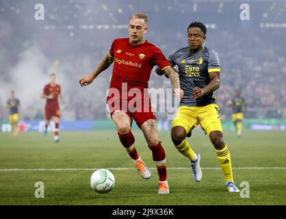 Tirana, Albanien. 25.. Mai 2022. TIRANA - (lr) Rick Karsdorp von AS Roma und Luis Sinisterra von Feyenoord während des UEFA Conference League Finales zwischen AS Roma und Feyenoord in der Arena Kombetare am 25. Mai 2022 in Tirana, Albanien. ANP PIETER STAM DE YOUNG Credit: ANP/Alamy Live News Stockfoto