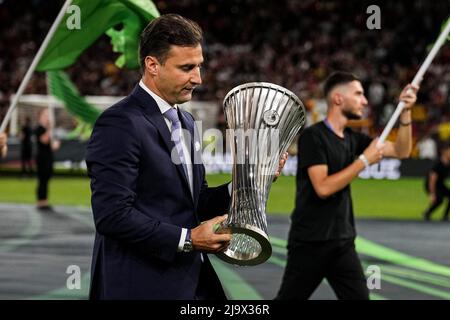 Tirana, Albanien. 25.. Mai 2022. Tirana, Albanien. 25.. Mai 2022. Tirana - die Trophäe während des Spiels zwischen AS Roma und Feyenoord beim Air Albaniastadion am 25. Mai 2022 in Tirana, Albanien. (Box to Box Pictures/Tom Bode) Credit: Box to Box Pictures/Alamy Live News Credit: Box to Box pictures/Alamy Live News Stockfoto