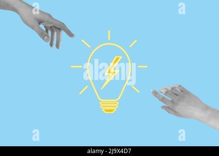 Hände, die nach einer Glühbirne greifen. Brainstorming, Teamarbeit, Zusammenarbeit, Lösungsfindung und -Generierung oder gutes Ideenkonzept auf blauem Hintergrund. Hochwertige Fotos Stockfoto