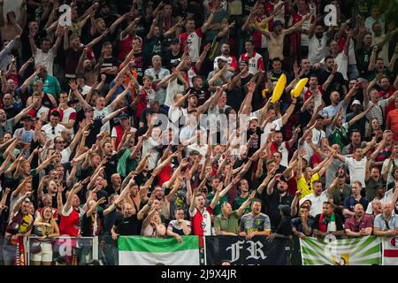 Tirana, Albanien. 25.. Mai 2022. Tirana, Albanien. 25.. Mai 2022. Tirana - Fans von Feyenoord während des Spiels zwischen AS Roma und Feyenoord beim Air Albaniastadion am 25. Mai 2022 in Tirana, Albanien. (Box to Box Pictures/Tom Bode) Credit: Box to Box Pictures/Alamy Live News Credit: Box to Box pictures/Alamy Live News Stockfoto