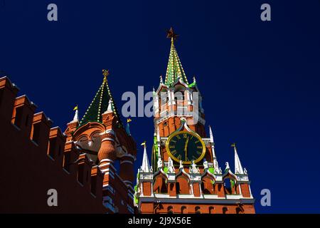 Der Turm des Erlösers (Spasskaya) befindet sich auf dem Roten Platz im Moskauer Kreml. Russland. Hochwertige Fotos Stockfoto
