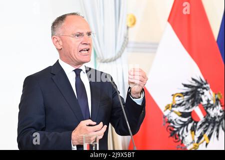 Wien, Österreich. 25. Mai 2022 Pressekonferenz im Anschluss an den Ministerrat mit Innenminister Gerhard Karner (ÖVP). Thema: internetsicherheit Stockfoto