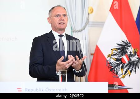 Wien, Österreich. 25. Mai 2022 Pressekonferenz im Anschluss an den Ministerrat mit Innenminister Gerhard Karner (ÖVP). Thema: internetsicherheit Stockfoto