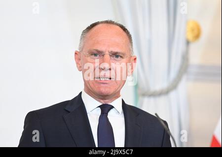 Wien, Österreich. 25. Mai 2022 Pressekonferenz im Anschluss an den Ministerrat mit Innenminister Gerhard Karner (ÖVP). Thema: internetsicherheit Stockfoto