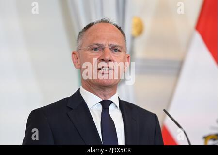 Wien, Österreich. 25. Mai 2022 Pressekonferenz im Anschluss an den Ministerrat mit Innenminister Gerhard Karner (ÖVP). Thema: internetsicherheit Stockfoto