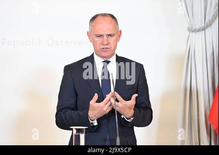Wien, Österreich. 25. Mai 2022 Pressekonferenz im Anschluss an den Ministerrat mit Innenminister Gerhard Karner (ÖVP). Thema: internetsicherheit Stockfoto