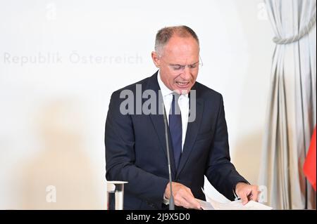 Wien, Österreich. 25. Mai 2022 Pressekonferenz im Anschluss an den Ministerrat mit Innenminister Gerhard Karner (ÖVP). Thema: internetsicherheit Stockfoto