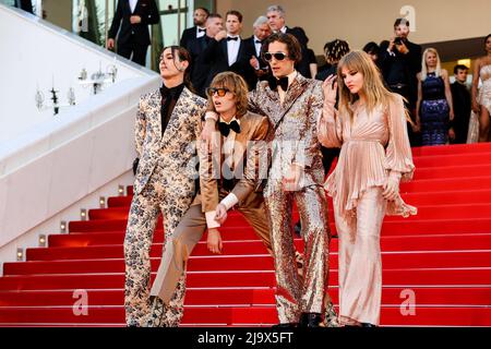 Cannes, Frankreich. 25.. Mai 2022. CANNES - MAI 25: Maneskin: Thomas Raggi, Victoria De Angelis, Damiano David und Ethan Torchio kommen zur Premiere von „ELVIS“ während der Ausgabe 75. der Filmfestspiele von Cannes am 25. Mai 2022 im Palais des Festivals in Cannes, Frankreich. (Foto von Lyvans Boolaky/ÙPtertainment/Sipa USA) Quelle: SIPA USA/Alamy Live News Stockfoto