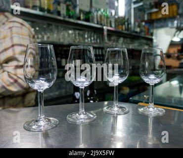 Leere Gläser für Wein auf dem Tisch an der Bar. Stockfoto