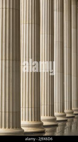 Viele alte griechische Säulen mit Reflexion. Stockfoto