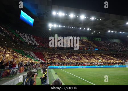 Tirana, Albanien. 25.. Mai 2022. Fans von AS Roma beim UEFA Conference League Finale zwischen Roma und Feyenoord am 25. Mai 2022 in der Arena Kombetare, Tirana, Albanien. Kredit: Giuseppe Maffia/Alamy Live Nachrichten Stockfoto