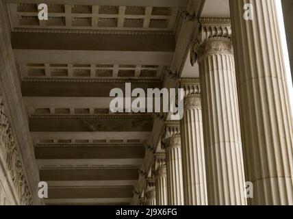 Viele alte griechische Säulen mit Reflexion. Stockfoto