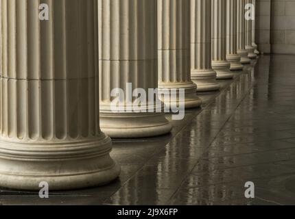 Viele alte griechische Säulen mit Reflexion. Stockfoto