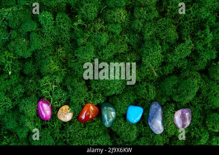 Heilende Kristalle auf braunem Hintergrund Stockfoto