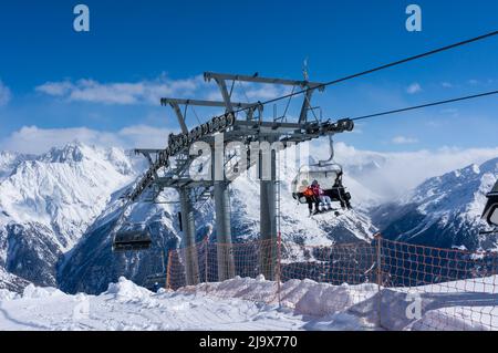 SOLDEN, ÖSTERREICH - 9. MÄRZ 2016: Skifahrer und Doppelsessellift im alpinen Skigebiet in Solden. Stockfoto