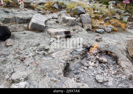 Berg Chimera ewiges Feuer, Feuer aus Erdgas in Felsen ("Yanartaş" in türkischer Sprache).der Berg Yanartaş ist in Çıralı, Antalya und ein beliebter Berg Stockfoto