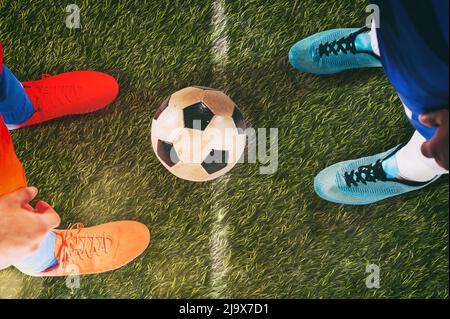 Zwei Fußballspieler fordern sich im Stadion heraus Stockfoto