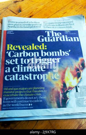 „Kohlenstoffbomben werden eine Klimakatastrophe auslösen“, titelt die Zeitung Guardian am 12. Mai 2022 in London, England, Großbritannien Stockfoto
