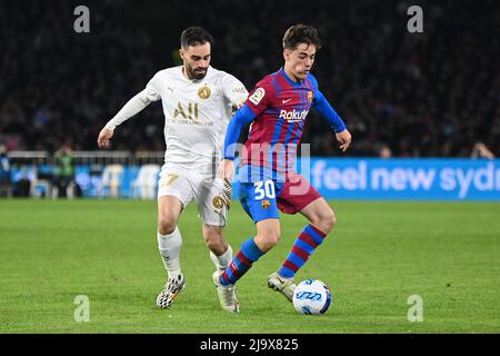 Sydney Olympic Park, Australien. 25.. Mai 2022. Anthony Caceres (L) vom A-Leagues All Stars-Team und Pablo Martín Páez Gavira (R) in Aktion während des Spiels zwischen dem FC Barcelona und der A-League All Stars im Accor Stadium. (Endergebnis; FC Barcelona 3:2 A-Ligen All Stars). Kredit: SOPA Images Limited/Alamy Live Nachrichten Stockfoto