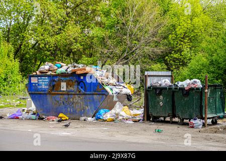 Samara, Russland - 22. Mai 2022: Container mit Müll und anderem Müll auf der Stadtstraße Stockfoto