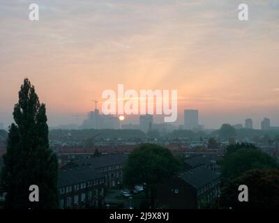 Die Sonne kommt über die Stadt Utrecht in den Niederlanden Stockfoto