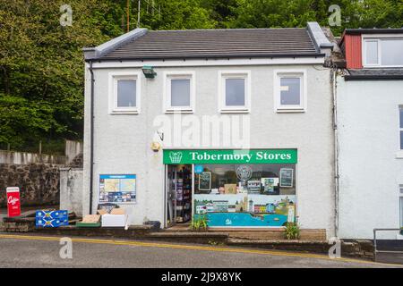13.05.2022 Tobermory, Isle of Mull, Schottland, Großbritannien. Das Tobermory Stores liegt an der Hauptstraße von Tobermory und ist ein lokales, unabhängiges Feinkostgeschäft Stockfoto