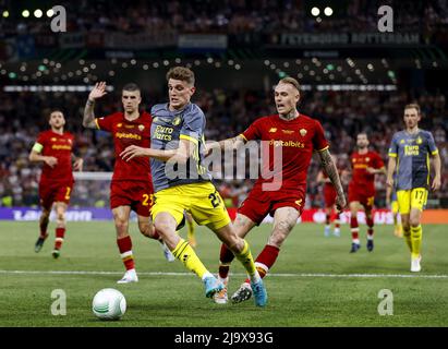 Tirana, Albanien. 25.. Mai 2022. TIRANA - (lr) Guus Til von Feyenoord und Rick Karsdorp von AS Roma während des UEFA Conference League Finales zwischen AS Roma und Feyenoord in der Arena Kombetare am 25. Mai 2022 in Tirana, Albanien. ANP PIETER STAM DE YOUNG Credit: ANP/Alamy Live News Stockfoto