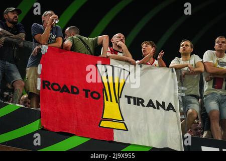 Tirana, Albanien. 25.. Mai 2022. Tirana, Albanien. 25.. Mai 2022. Tirana - Fans von Feyenoord während des Spiels zwischen AS Roma und Feyenoord beim Air Albaniastadion am 25. Mai 2022 in Tirana, Albanien. (Box to Box Pictures/Tom Bode) Credit: Box to Box Pictures/Alamy Live News Credit: Box to Box pictures/Alamy Live News Stockfoto