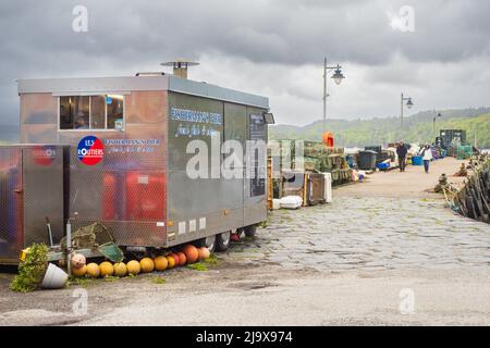 13.05.2022 Tobermory, Isle of Mull, Schottland, Großbritannien. Sehr schöner Fisch und Pommes, vor allem die Zitronendujons und die zerschlagenen Hähnchenstücke. In einem gr Stockfoto