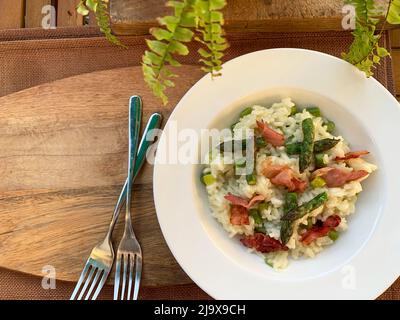 Risotto mit Spargel und Speck. Italienisches Frühlingsgericht. Direkt darüber. Stockfoto