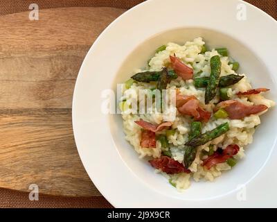 Risotto mit Spargel und Speck. Italienisches Frühlingsgericht. Direkt darüber. Stockfoto