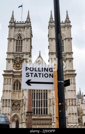 London, Großbritannien - 3. Mai 2022: Ein Schild der Polling Station vor Westminster Abbey in London Stockfoto