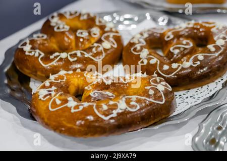 Frisch gebackene Kringles, Brezeln auf dem Teller in der Bäckerei Stockfoto