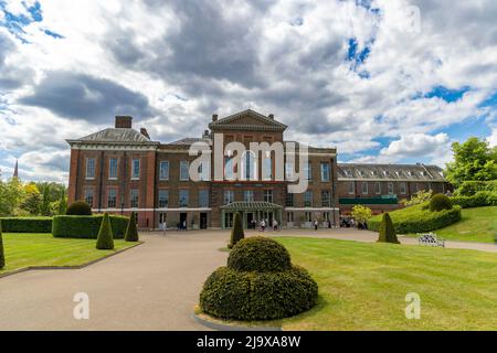 London, England - 12. Mai 2022: Kensington Palace Vorderansicht, Kensington Gardens Stockfoto
