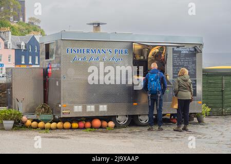 13.05.2022 Tobermory, Isle of Mull, Schottland, Großbritannien. Sehr schöner Fisch und Pommes, vor allem die Zitronendujons und die zerschlagenen Hähnchenstücke. In einem gr Stockfoto