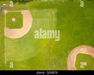 Grünes Sportfeld mit Markierungen. Blick von oben. Feld für Sportspiele - Fußball, Volleyball, Rugby, Golf. Abstraktion. Minimalismus. Es gibt keine p Stockfoto