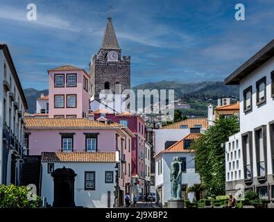 Die Altstadtgebäude von Funchal, Madeira mit dem Uhrenturm der römisch-katholischen Kathedrale im Hintergrund. Stockfoto