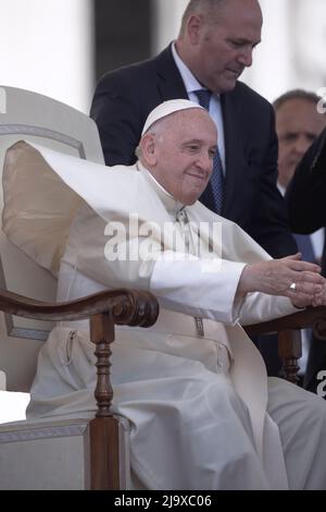 Vatikanstadt, Vatikan. 25 Mai 2022. Papst Franziskus bei seiner wöchentlichen Generalaudienz auf dem Petersplatz im Vatikan. Quelle: Maria Grazia Picciarella/Alamy Live News Stockfoto