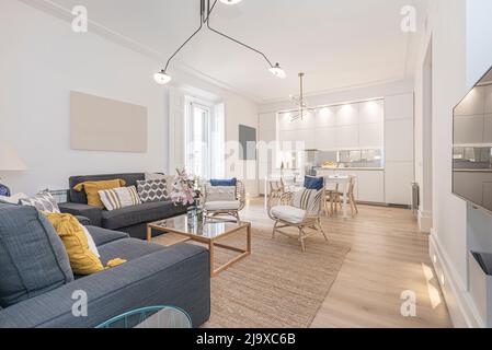 Wohnzimmer mit offener Küche in einer High-End-Ferienwohnung Stockfoto