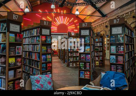 Reihen von gebrauchten Büchern zum Verkauf bei Barter Books, Alnwick, Northumberland, Großbritannien Stockfoto