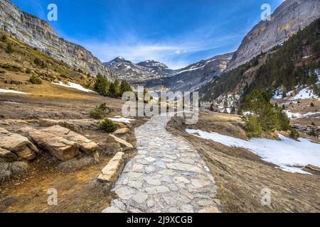 Strecke in Ordesa Valley Canyon Anfang April. Dies ist ein klassischer Spaziergang in den spanischen Pyrenäen. Huesca, Aragon, Spanien. Stockfoto