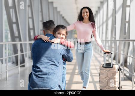 Glücklicher Mann Treffen Mit Frau Und Tochter Am Flughafen Nach Ihrer Ankunft Stockfoto