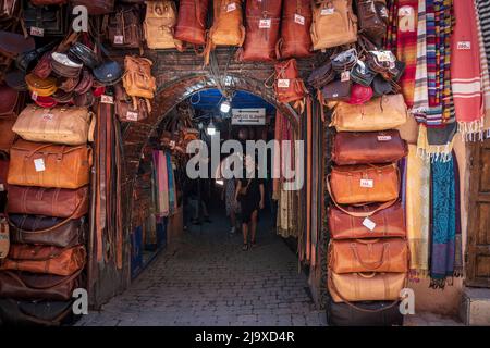 Frau in einem Taschengeschäft, marrakesch, marokko, afrika Stockfoto