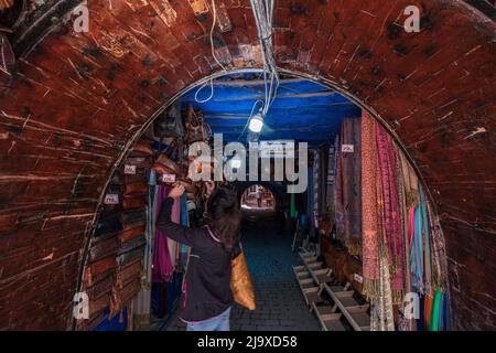 Frau in einem Taschengeschäft, marrakesch, marokko, afrika Stockfoto