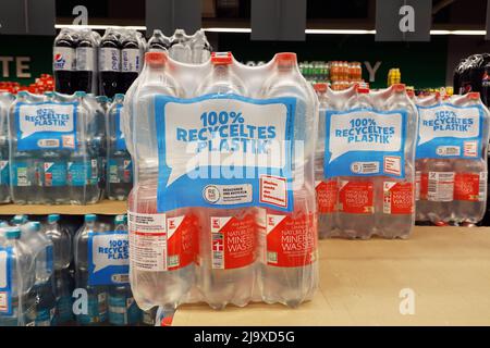 Wasser in recycelten Plastikflaschen Stockfoto