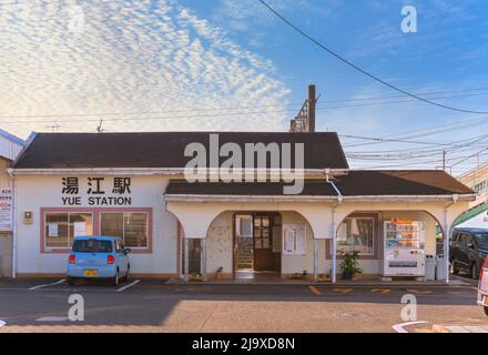 kyushu, japan - 10 2021. dezember: Frontansicht des Yue-Bahnhofs im Morgenlicht der Stadt Isahaya in der Präfektur Nagasaki mit Stockfoto