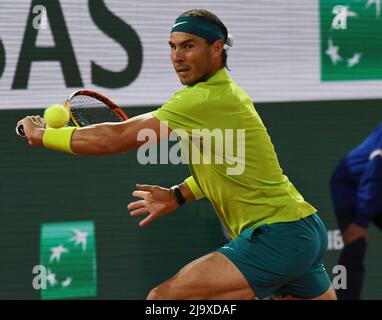 Paris, Frankreich. 25.. Mai 2022. Roland Garros Paris French Open 2022 Day 4 26052022 Rafa Nadal (ESP) im zweiten Runde Spiel mit Corentin Moutet (FRA) Credit: Roger Parker/Alamy Live News Stockfoto